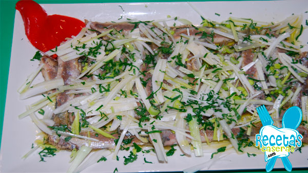 Sardinas aliñadas con cebolleta y perejil