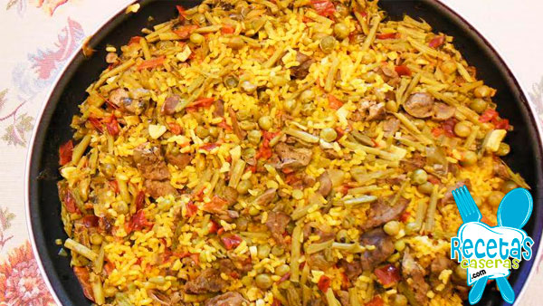 Paella de higadillos de pollo y espárragos trigueros