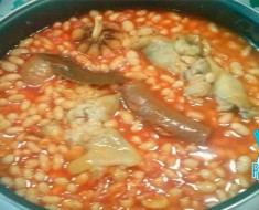 Potaje de alubias con manitas de cerdo