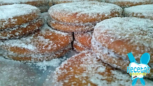 Galletas fritas con crema pastelera