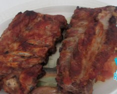 Costillas-asadas-con-salsa-de-oporto-y-cebolletas