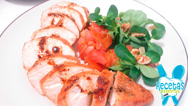 Pechugas de pollo con canonigos y tomates
