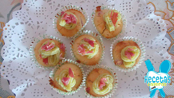 Cupcakes de beicon, cebolla y almendras